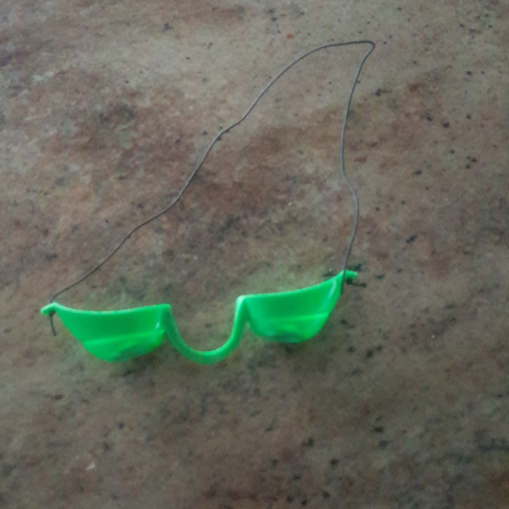 tanning "peepers" green w/tie sold on title